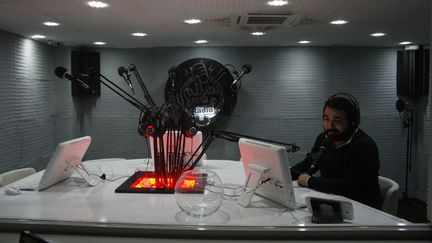 Le studio de radio Nasaem, &agrave; Gaziantep (Turquie), le 21 d&eacute;cembre 2014. La radio a re&ccedil;u des fonds allemands et danois. (GAEL COGNE / FRANCETV INFO)