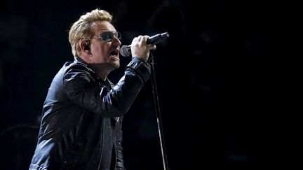 Le chanteur du groupe U2, Bono, lors d'un concert à Paris, le 6 décembre 2015. (BENOIT TESSIER / REUTERS)