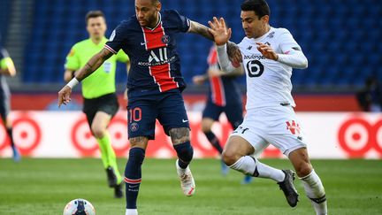 Neymar face à Benjamin André lors de la 31e journée de Ligue 1. (FRANCK FIFE / AFP)