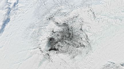 La polynie de Weddell, une étendue d'eau liquide au milieu de&nbsp;la banquise&nbsp;qui recouvre la mer de Weddell, dans l'océan austral, photographiée par satellite lors de sa première réapparition, en 2016. (NASA)