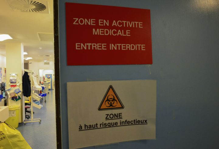 L'entrée de l'unité des soins intensifs consacrée aux malades du coronavirus à l'hôpital Bichat à Paris, le 13 mars 2020. (ANNE CHAON / AFP)