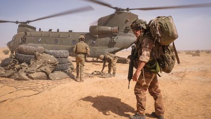 Des soldats français&nbsp;de la force Barkhane chargent un hélicoptère, au Burkina Faso, en avril 2021. (FRED MARIE / HANS LUCAS / AFP)