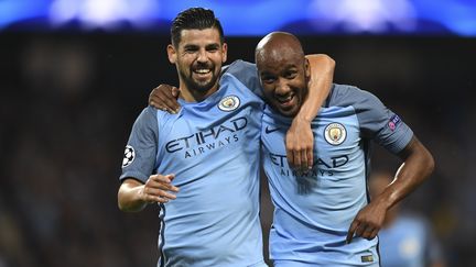 Delph buteur du soir pour Manchester City, félicité par Nolito (ANTHONY DEVLIN / AFP)