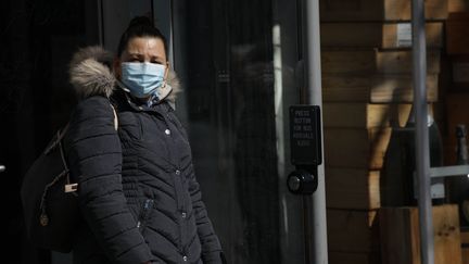 Une femme portant un masque à Washington D.C. (Etats-Unis), le 5 avril 2020. (YASIN OZTURK / ANADOLU AGENCY / AFP)