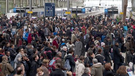 Des centaines de passagers patientent dans le hall de la gare de Lyon, le 2 janvier 2011. (FRED DUFOUR / AFP)