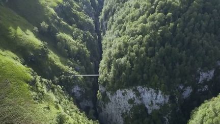 Dans les entrailles du Pays basque se cache un monde féérique. Au fond de ces gorges, un paysage sauvage, mais bucolique. Les gorges d’Olhadubi, petit paradis pour randonneurs.