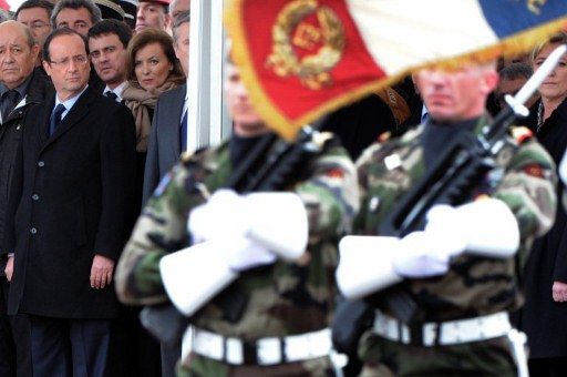 François Hollande assiste, le 21 mars à Toulouse, à la cérémonie d'hommage aux parachutistes tués. (Pascal Pavani/AFP)