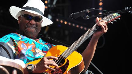 Taj Mahal, lors de son concert au festival du Bout du Monde, le 3 août 2013. (CLAUDE PRIGENT / MAXPPP)