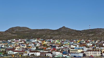 Vue panoramique de Saint-Pierre, sur l'&icirc;le fran&ccedil;aise de Saint-Pierre-et-Miquelon, en 2012. (JEAN-CHRISTOPHE L'ESPAGNOL / AFP)