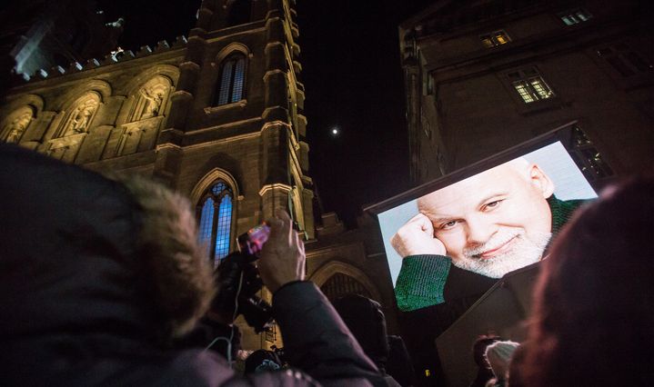 Un portrait géant de René Angélil était exposé au devant de la basilique de Montréal
 (Geoff Robins / AFP)