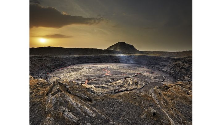 Sans cesse la pellicule se déchire laissant échapper un magma incandescent. (GEO ALESSANDRA MENICONZI)