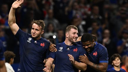 Anthony Jelonch, Pierre Bourgarit et Jonathan Danty célèbrent la victoire du XV de France contre l'Italie à Lyon le 6 octobre 2023 (JEFF PACHOUD / AFP)