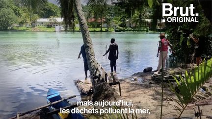 Au Vanuatu, Brut a suivi des habitants en guerre contre les déchets en plastique qui envahissent leur lagon.