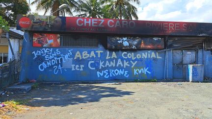 Graffitis anticoloniaux dans le quartier kanak de Rivière Salée, Nouvelle-Calédonie, le 21 septembre 2024. (BENJAMIN ILLY / RADIOFRANCE)