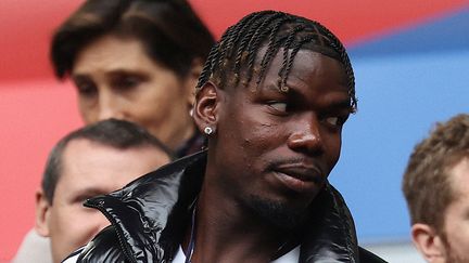 Le milieu de terrain français Paul Pogba assiste aux huitièmes de finale de l'Euro entre la France et la Belgique à Düsseldorf, le 1er juillet 2024. (FRANCK FIFE / AFP)