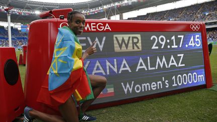 Almaz Ayana championne olympique, qui pose devant son record du monde 