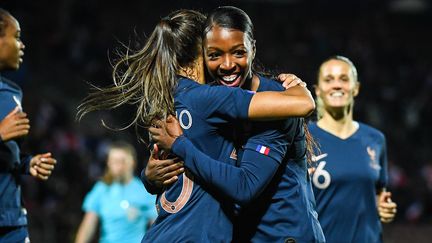 Grace Geyoro célèbre son but face à l'Estonie, au stade Duvauchelle de Créteil, le 22 octobre 2021. (MATTHIEU MIRVILLE / AFP)