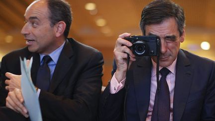 L'ancien Premier ministre Fran&ccedil;ois Fillon (D) s'improvise photographe reporter au c&ocirc;t&eacute; du secr&eacute;taire g&eacute;n&eacute;ral de l'UMP Fran&ccedil;ois Cop&eacute; lors de la r&eacute;union des cadres du parti &agrave; Paris, le 26 mai 2012. (THOMAS PADILLA / MAXPPP)