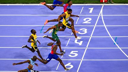 Pour quelques centimètres, Noah Lyles (couloir n°6) passe la ligne d'arrivée en premier. (JUNG YEON-JE / AFP)