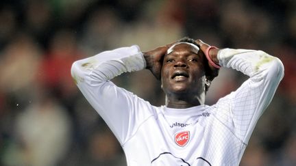 La d&eacute;tresse de l'attaquant valenciennois Vincent Aboubakar, apr&egrave;s avoir rat&eacute; une occasion face &agrave; Rennes, le 6 novembre 2011. (Damien Meyer / AFP)