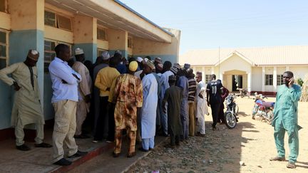 Des parents se rassemblent lors d'une réunion à l'école où des hommes armés ont enlevé des élèves, à Kankara, au Nigeria, le 13 décembre 2020. (AFOLABI SOTUNDE / REUTERS)