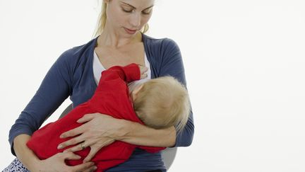 Une proposition parlementaire visant &agrave; r&eacute;mun&eacute;rer les femmes qui font des pauses pour allaiter au travail est discut&eacute;e en Suisse. (JOHNER BILDBYRA / GETTY IMAGES)