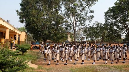 Des élèves dans la cour de leur école, le premier jour de la réouverture des écoles à Accra, au Ghana, le 18 janvier 2021. (NIPAH DENNIS / AFP)