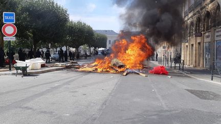 Des barricades ont été érigées à Nantes, samedi 3 août 2019. (PAUL SERTILLANGES / RADIO FRANCE)