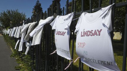 Des messages dénonçant le harcèlement subi par Lindsay, adolescente de 13 ans, affichés devant le collège Bracke-Desrousseau de Vendin-le-Vieil (Pas-de-Calais), le 31 mai 2023. (SEVERINE COURBE / LA VOIX DU NORD / MAXPPP)