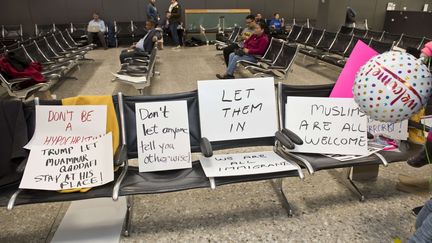 "Laissez-les entrer", "Les musulmans sont les bienvenus"... Des manifestants ont déposé des pancartes contre le décret anti-immigration à l'aéroport international de Dulles à Washington, le 29 janvier 2017. (MATHIESON SR/SHUTTERST/SIPA / REX)