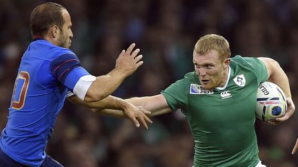 Keith Earls écarte Frédéric Michalak  (FRANCK FIFE / AFP)