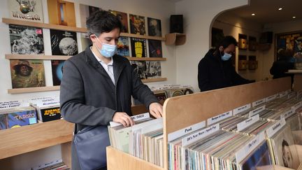 Le disquaire Christophe Ouali pointe des hausses de prix spectaculaire des vinyles, à l'occasion du Disquaire Day, ce samedi 18 juillet. En cause, les maisons de disques qui cherchent à faire des marges sur des disques iconiques, tels que Nevermind de Nirvana. (DELPHINE GOLDSZTEJN / MAXPPP)