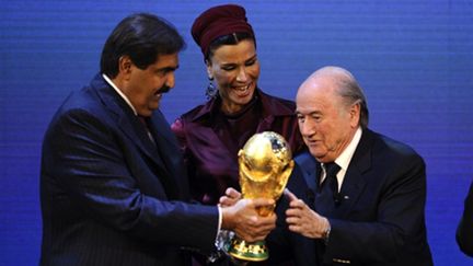 Hamad Bin Khalifa Al Thani (alors responsable du dossier du Qatar) et Sepp Blatter (alors président de la Fifa), en décembre 2010