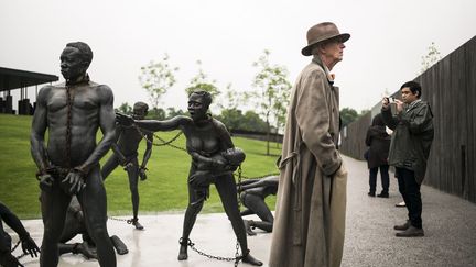 Des statues d'esclaves de l'artiste ganéen Kwame Akoto-Bamfo rappellent la violence meurtrière et raciste en cours aux XIXe et XXe siècles. Equal justice initative a minutieusement répertorié plus de 4.400 Afro-Américains, pendus, battus, noyés, brûlés à morts aux Etats-Unis, par un régime où les lois Jim Crow, à cette époque, n'avaient aucune limite. Des exécutions sommaires auxquelles assistaient des milliers d'Américains blancs, dont des élus locaux. «Rien n'a davantage soutenu l'inégalité raciale que le lynchage», estime l'ONG sur son site internet. Ses répercutions se font encore sentir aujourd'hui dans la société américaine. (BOB MILLER / AFP)