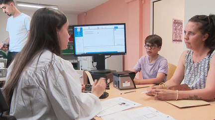 Vacances : des guichets d’accueil temporaires pour les passeports (France 3)