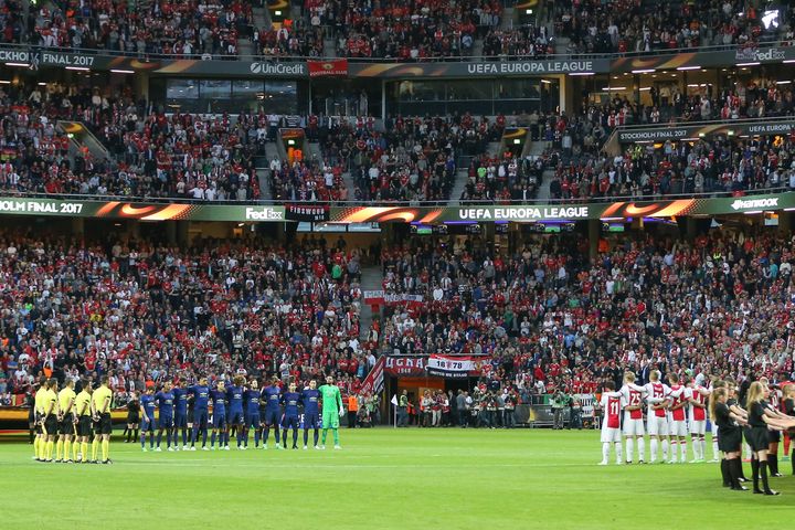 La Friends Arena de Stockholm respecte une minute de silence en hommage aux victimes de l'attentat de Manchester avant la finale de la Ligue Europa entre Manchester United et l'Ajax Amsterdam, le 24 mai 2017. (PHIL DUNCAN / AFP)