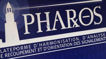 Une affiche de la plateforme Pharos. (VINCENT ISORE / MAXPPP)