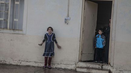 Informations générales, premier prix.&nbsp;
Dans cette photo "Offensive sur Mossoul", Laurent Van der Stockt capture la réaction d'enfants face à l'arrivée des forces d'opérations spéciales iraquiennes, chargés de fouiller des maisons. Cette force d'opérations spéciales est aussi appelée "division dorée". Avec le soutien des bombardements de la coalition internationale, c'est elle qui mène le combat contre l'état islamique.&nbsp; (LAURENT VAN DER STOCKT/AP/SIPA / AP)