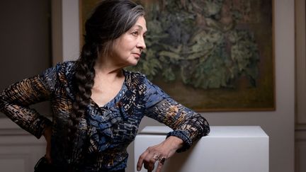 La chanteuse Catherine Ringer pose devant les œuvres de son père Sam Ringer, à Paris, le 24 janvier 2023. (JOEL SAGET / AFP)