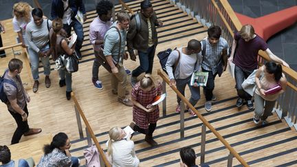 L'Insee a publié, mardi 22 novembre 2016, son étude "France, portrait social". L'institut y décrit notamment la situation des jeunes Français.&nbsp; (DAVID SCHAFFER / CAIAIMAGE / GETTY)