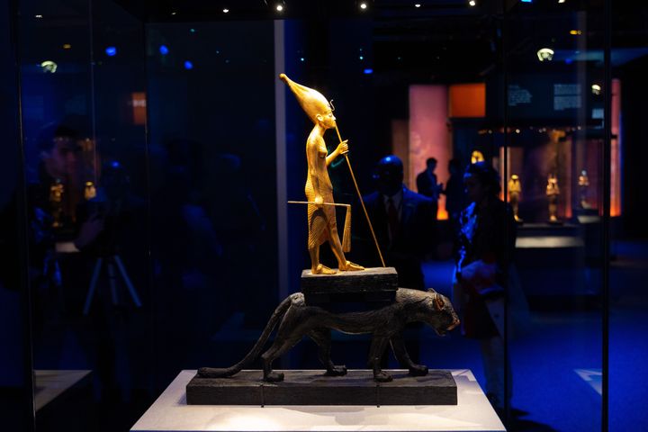 Toutânkhamon chevauchant une panthère noire, statuette exposée à la Grande Halle de la Villette, le 21 mars 2019 à Paris. (VINCENT LOISON / SIPA)