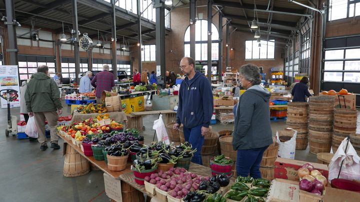 Même pendant la pandémie de Covid-19, l'Eastern Market est resté ouvert, puisqu'il propose des produits de première nécessité. Le quartier comporte également des cafés branchés. (EMMANUEL LANGLOIS / RADIO FRANCE / FRANCEINFO)