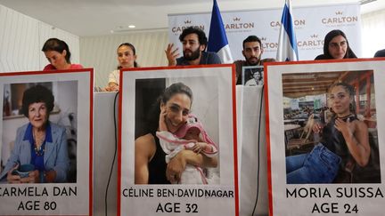 Les membres des familles d'otages français aux mains du Hamas, le 12 octobre 2023, à Tel-Aviv (Israël). (GIL COHEN-MAGEN / AFP)