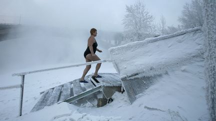 Cette nageuse, membre du club de natation "Cryophil", se baigne, par moins 25 degr&eacute;s, &agrave; Krasnoyarsk, en Sib&eacute;rie, le 26 d&eacute;cembre 2012.&nbsp; (ILYA NAYMUSHIN / REUTERS )