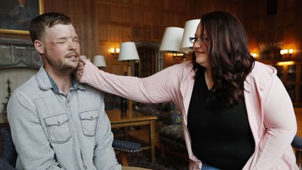 Lilly Ross et Andy Sandness lors de leur rencontre à la Mayo Clinic dans le Minnesota (Etats-Unis), vendredi 27 octobre 2017. (CHARLIE NEIBERGALL/AP/SIPA / AP)