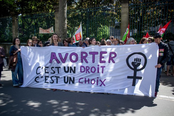 Des manifestants pro-avortement brandissent une banderole "Avorter c'est un droit, c'est un choix" à Paris, le 30 mai 2015. (MICHAEL BUNEL / NURPHOTO)