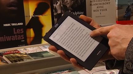 Le confinement est l’occasion de reprendre la lecture. Mais comme il n’est pas simple de se faire livrer des romans, on peut les télécharger sur des liseuses. Les ventes de ces tablettes électroniques explosent depuis deux semaines. (France 2)