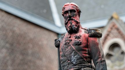 Une statue du roi des Belges Léopold II recouverte de peinture rouge par des manifestants, le 4 juin 2020 à Anvers (Belgique). (JONAS ROOSENS / BELGA / AFP)