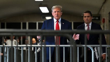 Donald Trump arrive au tribunal où commence son procès, à New York (États-Unis), le 15 avril 2024. (ANGELA WEISS / AFP)