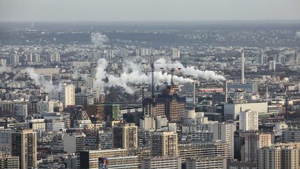 Des usines photographiées depuis la tour Montparnasse, à Paris, le 10 décembre 2019.&nbsp; (MAXPPP)